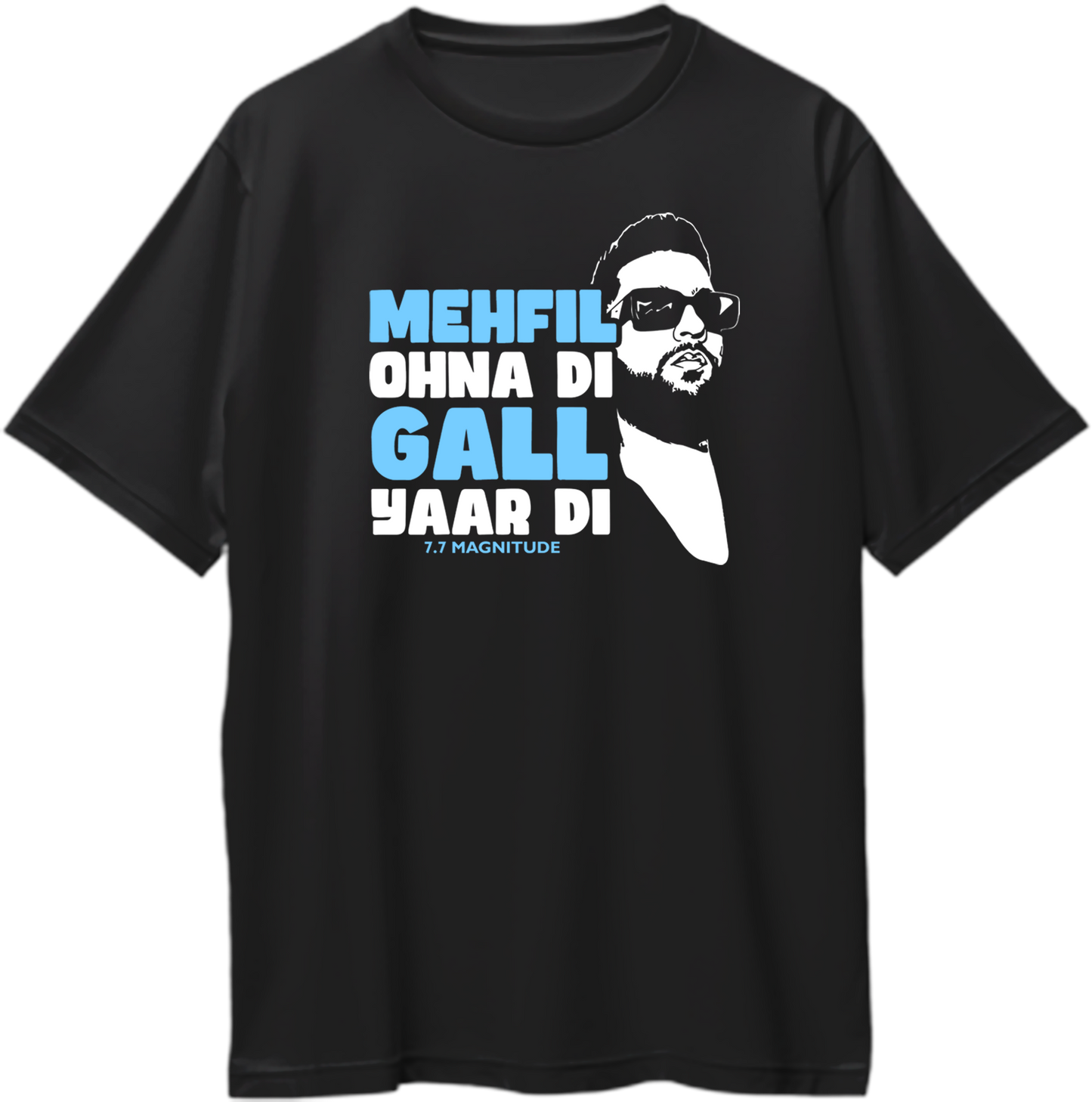 Black oversized Karan Aujla t-shirt with Mehfil Ohna Di Gall Yaar Di 7.7 Magnitude text and illustrated face graphic in white and sky blue – Garrari fan merch.